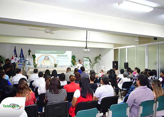 Ofrecen conferencia sobre Crecimiento Personal y Profesional en SFM