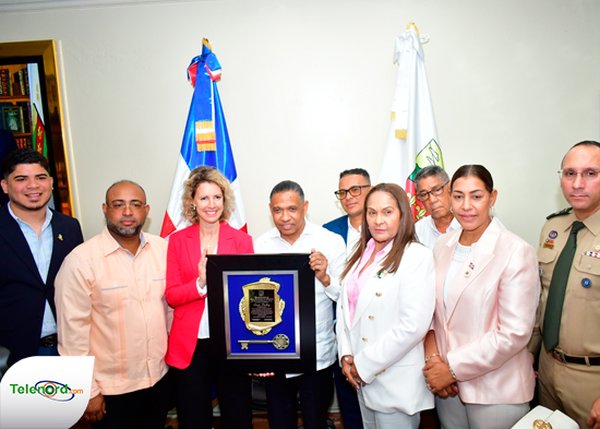 Ayuntamiento SFM entrega Llave de la Ciudad a embajadora de Francia en Rep. Dominicana