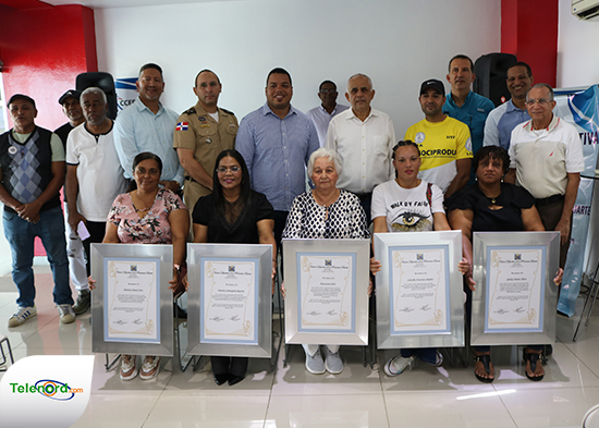 Reconocen a deportistas y colaboradoras en San Francisco de Macoris con motivo del Día Internacional de la Mujer.