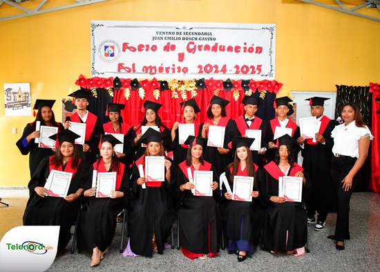 Centro Educativo Juan Bosch de Genimo SFM celebra acto de graduación y reconocimiento al mérito