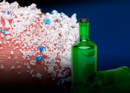 ¿Más microplásticos en botellas de vidrio que en plástico? Estudio