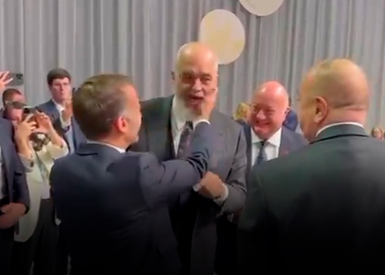 VIDEO: Macron 'abofetea' al primer ministro albanés