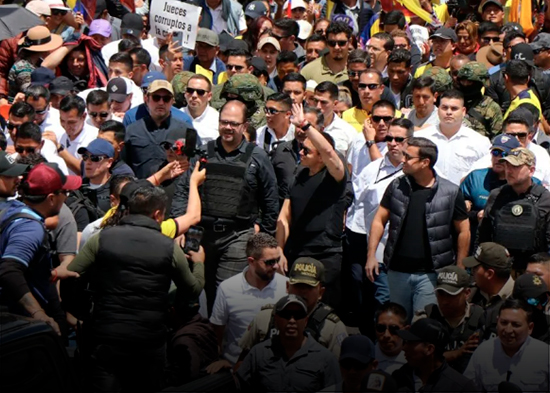 Presidente de Ecuador sale ileso de ataque a balazos a su caravana