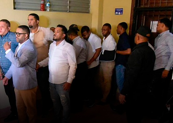 Aplazan otra vez coerción contra 11 policías acusados de ejecutar a 5 hombres en La Barranquita