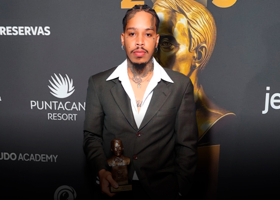Rapero Wilmer Roberts es reconocido en Premios Dominicanísimos
