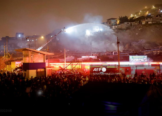 Voraz incendio en Lima, Perú, deja más de 200 afectados