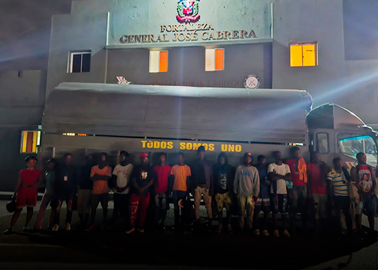 Ejército detiene a 18 haitianos indocumentados en Loma de Cabrera