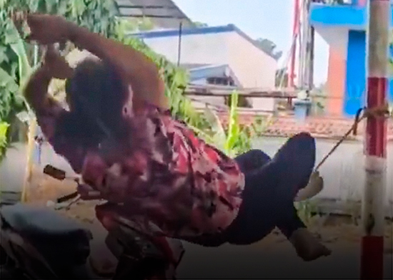 Vendedora toma un descanso en una delgada soga y deja boquiabiertos a los internautas (VIDEO)