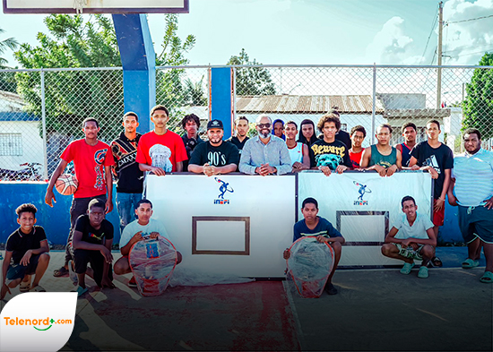 INEFI entrega aros y tableros en Los Jardines de San Francisco de Macorís