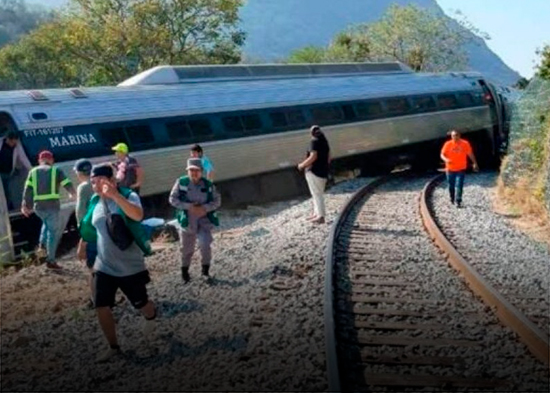 Mueren 13 al descarrilarse tren interoceánico México