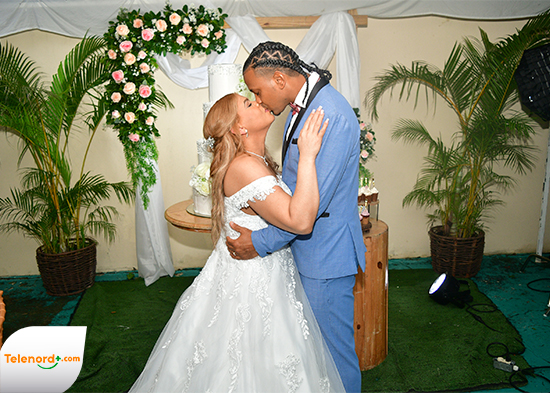 Celebran su unión matrimonial María del Carmen Almonte y Yoel Camilo