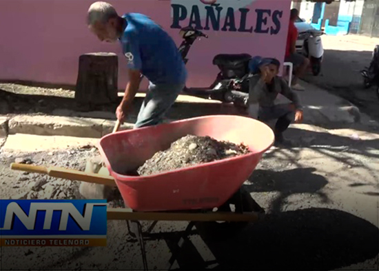 Residentes en el sector Hermanas Mirabal reparan calles con sus propios recursos