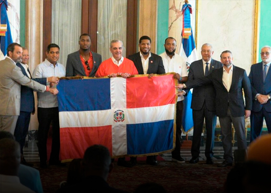 Abinader entrega la bandera dominicana a los Leones del Escogido para la Serie del Caribe 2026