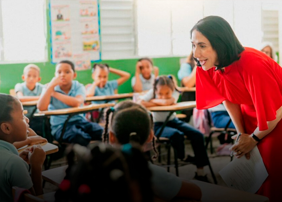 Primera dama Raquel Arbaje también imparte clase de Moral, Cívica en escuela de Cristo Rey