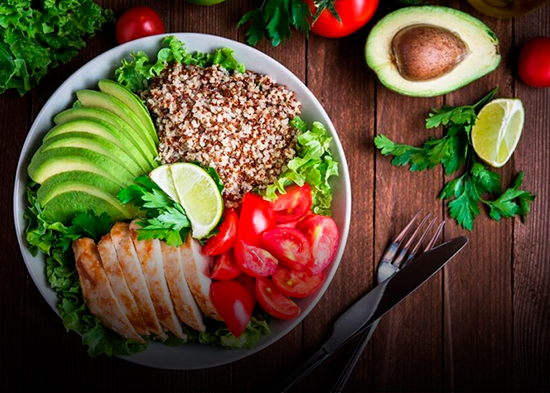 Cómo armar un plato saludable según la nueva pirámide nutricional