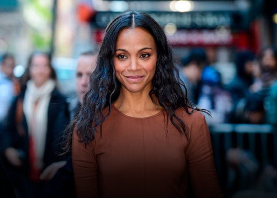 Zoe Saldaña donará USD 2,500 mensuales a la familia de James Van Der Beek tras su fallecimiento