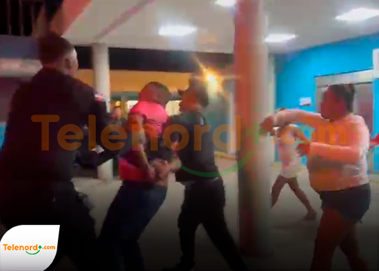 Familiares se enfrentan a la Policía Nacional en Hospital San Vicente de Paúl SFM