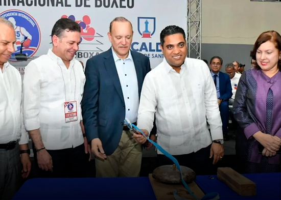 Ministro de Deportes aporta RD$ 1.3 millones para Copa de Boxeo