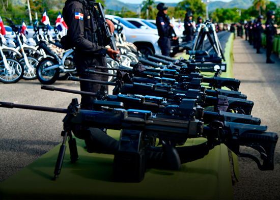 Abinader entrega equipamiento militar y tres blindados FURIA a las Fuerzas Armadas
