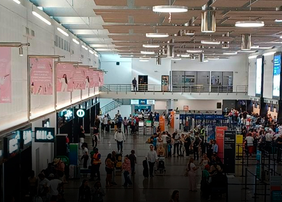 Cancelan 15 vuelos desde el AILA a Estados Unidos por tormenta invernal