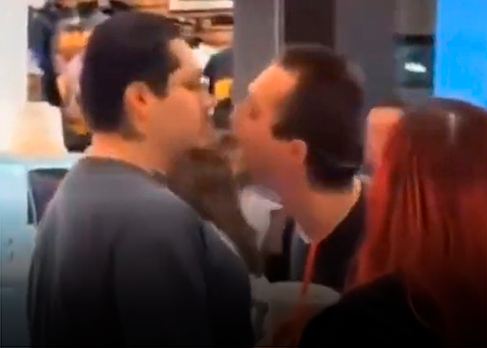 "Vamos, mexicano, pelea": Se mete con un latino en un centro comercial de EE.UU. y esto le pasa