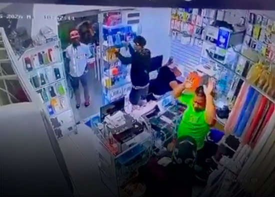 FUERTE VIDEO: Asalto a una tienda de móviles toma un giro inesperado