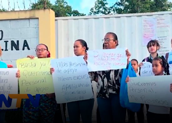 Padres cierran escuela en Villa Riva por falta de personal de apoyo