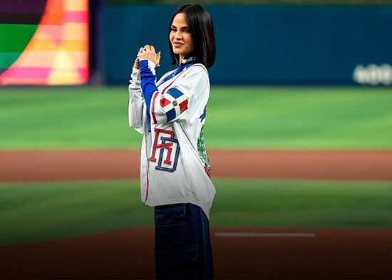 Natti Natasha lanza la primera bola en juego entre RD e Israel