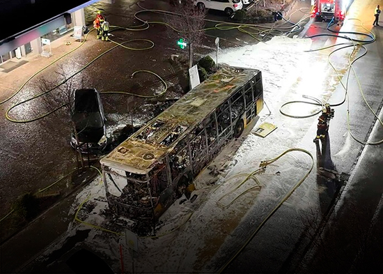 Al menos seis muertos en incendio de autobús en Suiza, policía sospecha de acción intencional