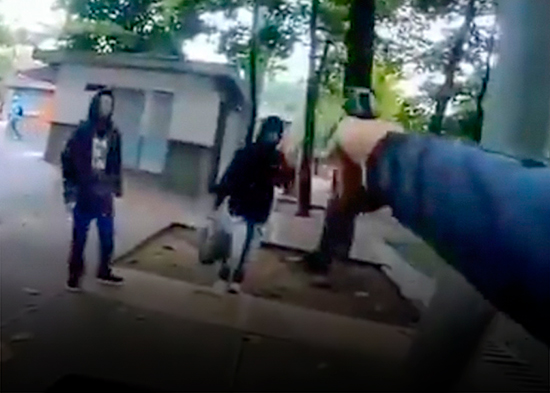 VIDEO: Policía vestido de civil emprende una insólita persecución de dos ladrones y ocurre esto