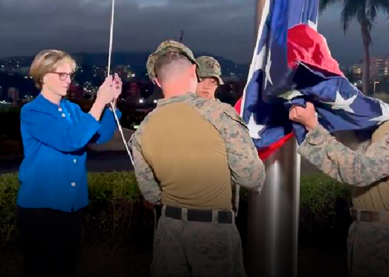 La Embajada de EE. UU. en Venezuela iza la bandera de su país por primera vez en siete años
