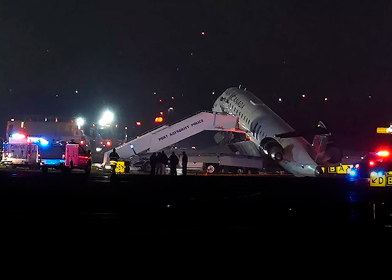 Dos pilotos fallecen en violento choque entre avión y camión de bomberos en Nueva York