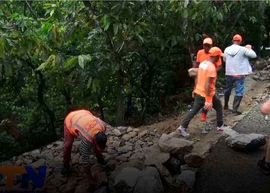 Comite de Atabalero supervisa reparación de derrumbe en su carretera principal