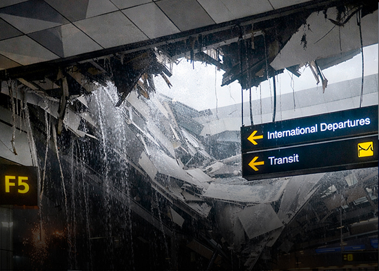 Colapsa techo en aeropuerto de Yakarta tras lluvias