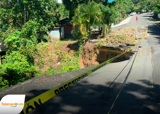 Peligroso derrumbe amenaza carretera Blanco Arriba–Gaspar Hernández
