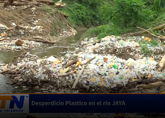 Desperdicio Plástico en el rio JAYA
