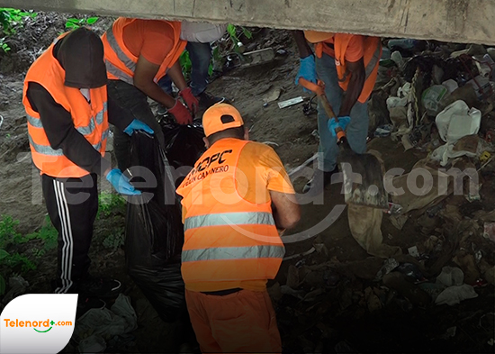 Instituciones realizan operativo de limpieza en puente Rio Jaya