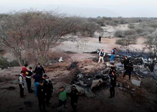 Mueren 13 turistas tras estrellarse avión en Perú