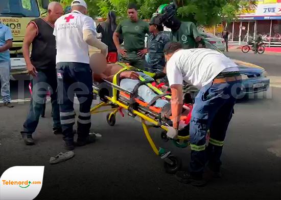 Se lanza hombre de puente peatonal en la avenida Libertad