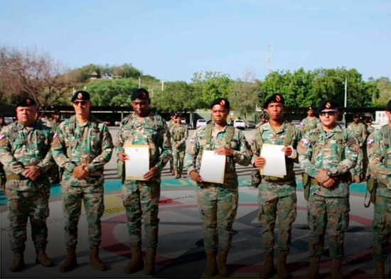 Ejército condecora a tres soldados que rechazaron soborno tras ocupar 16,800 dólares a dos haitianos