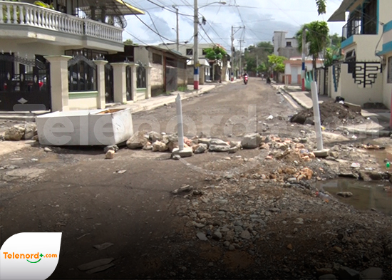 Obstruyen calle José Reyes por la paralización de los trabajos de su arreglo