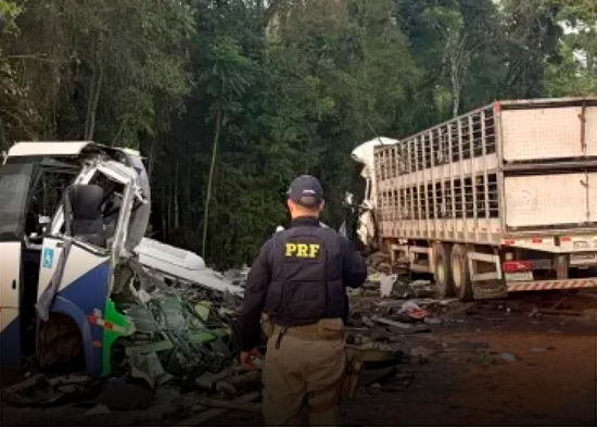 23 muertos en choque bus y camión en Brasil